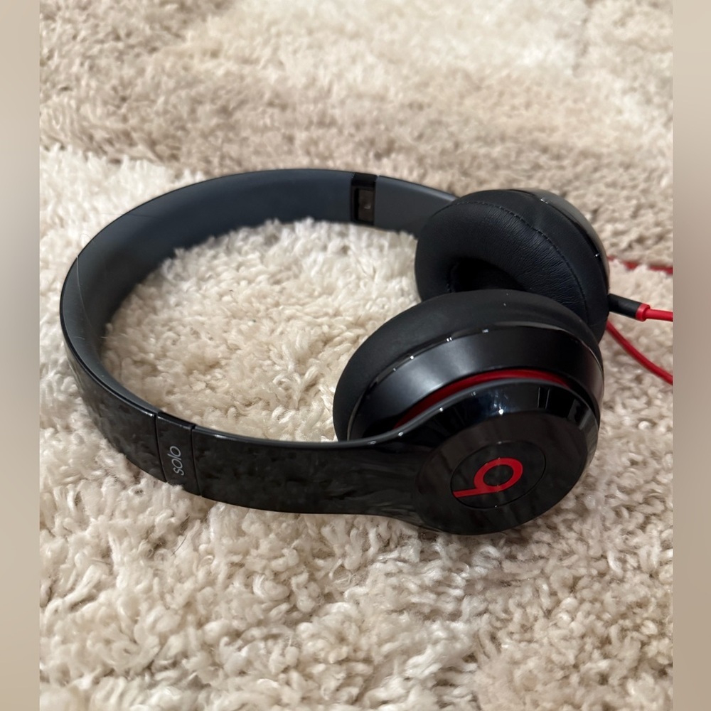 Beats by Dre Solo2 Wired Headphones​ - Picture 2 of 7